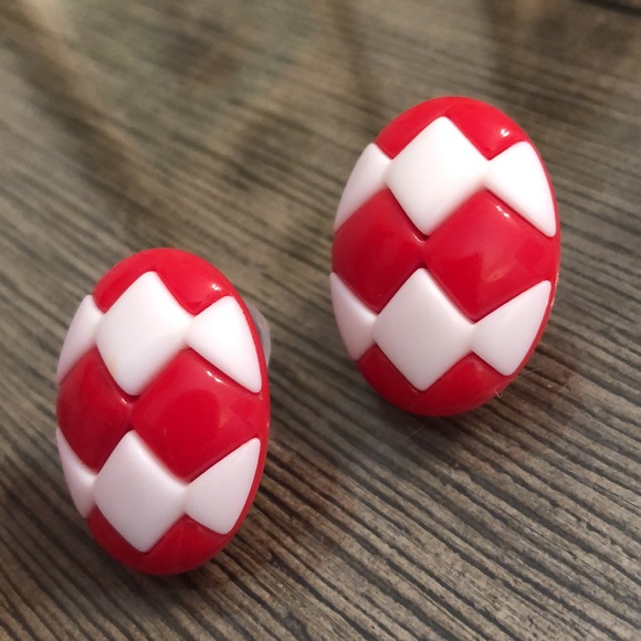 Vintage Avon Acrylic Oval Red & White Check Earrings - Picture 3 of 12